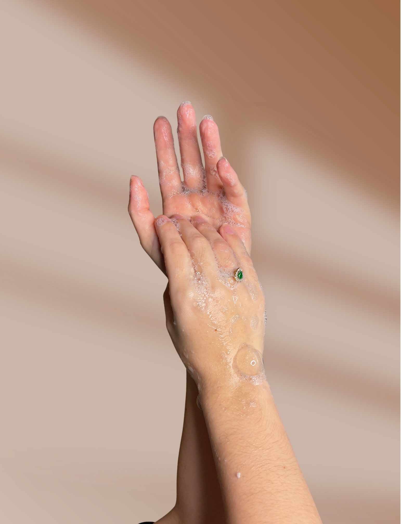 Mains de femme jointes montrant la mousse fine et délicate produite par un savon naturel.