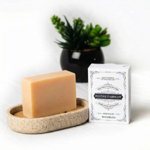 Savon exfoliant à la poudre d'abricot, teinte orangée naturelle.